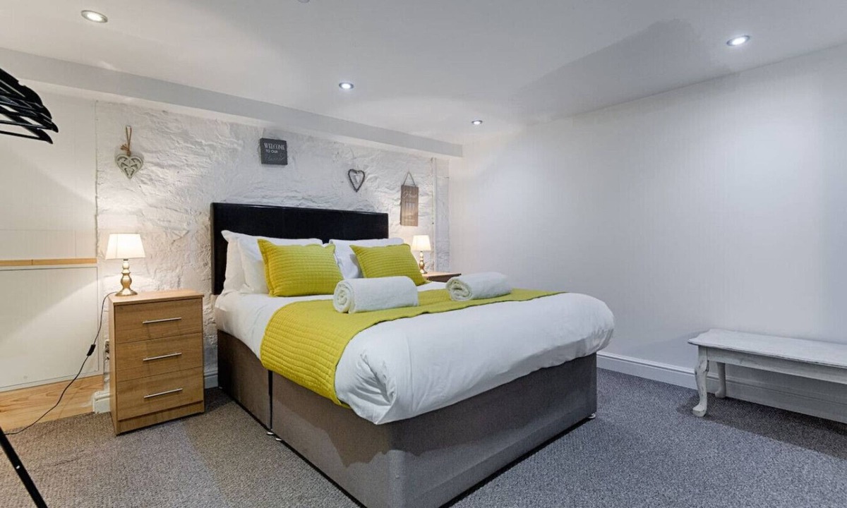 Gorseinon Condo | 1 Bed Home Parking Great for Contractors