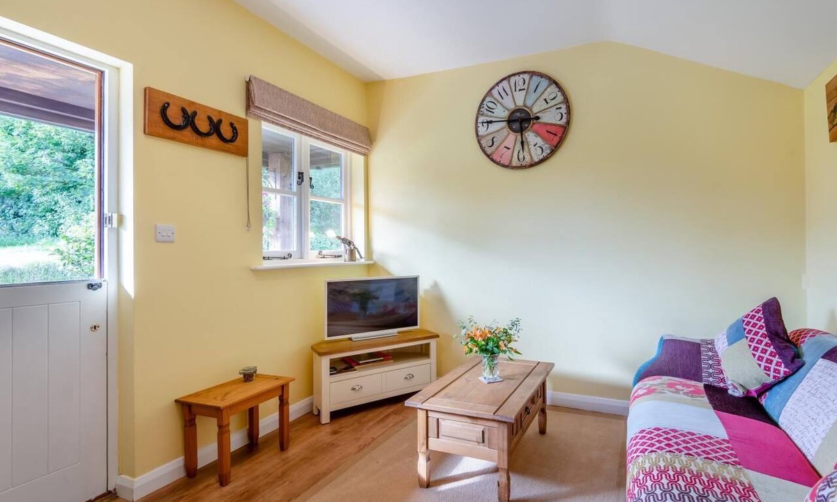 Etchinghill Cottage | 1 Bed in Stowting (oc-s34804)