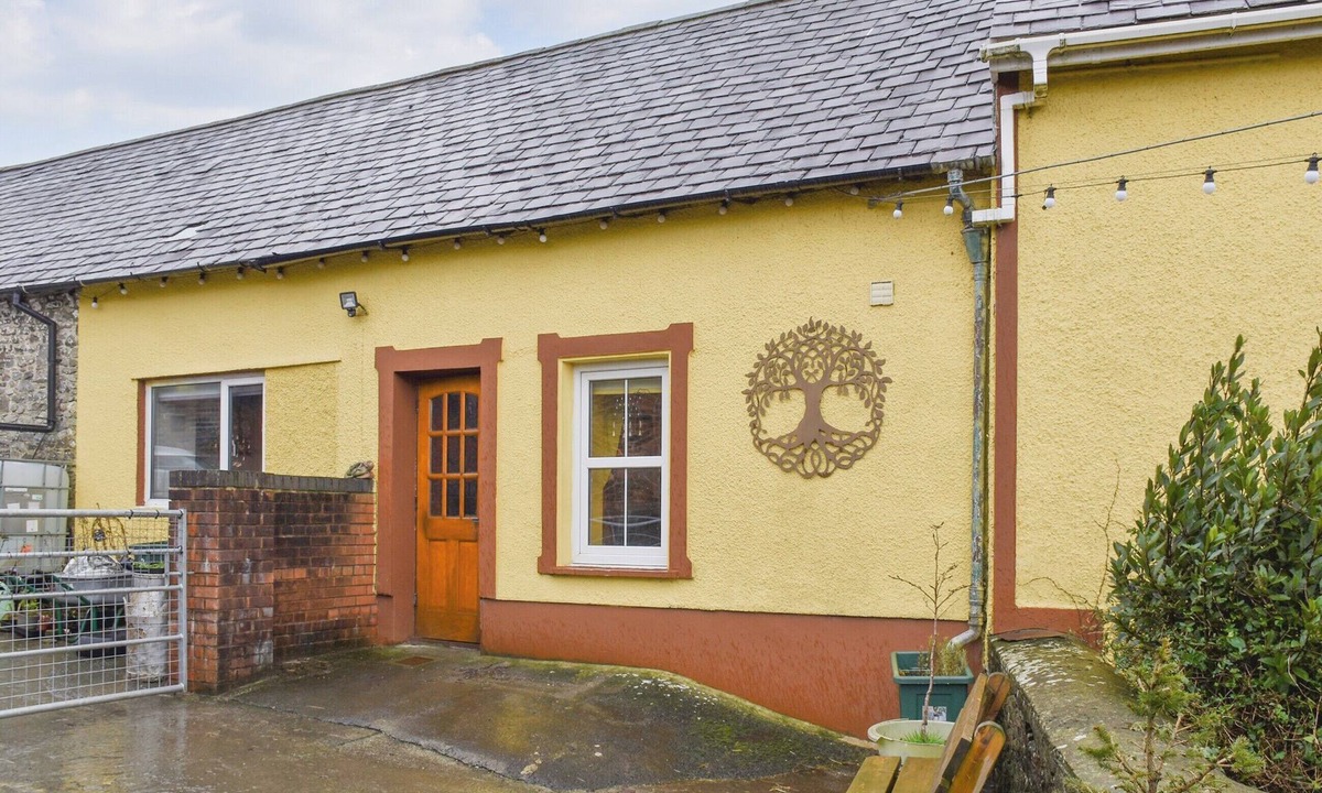 Brechfa Cottage | 1 bedroom accommodation in Llanfynydd