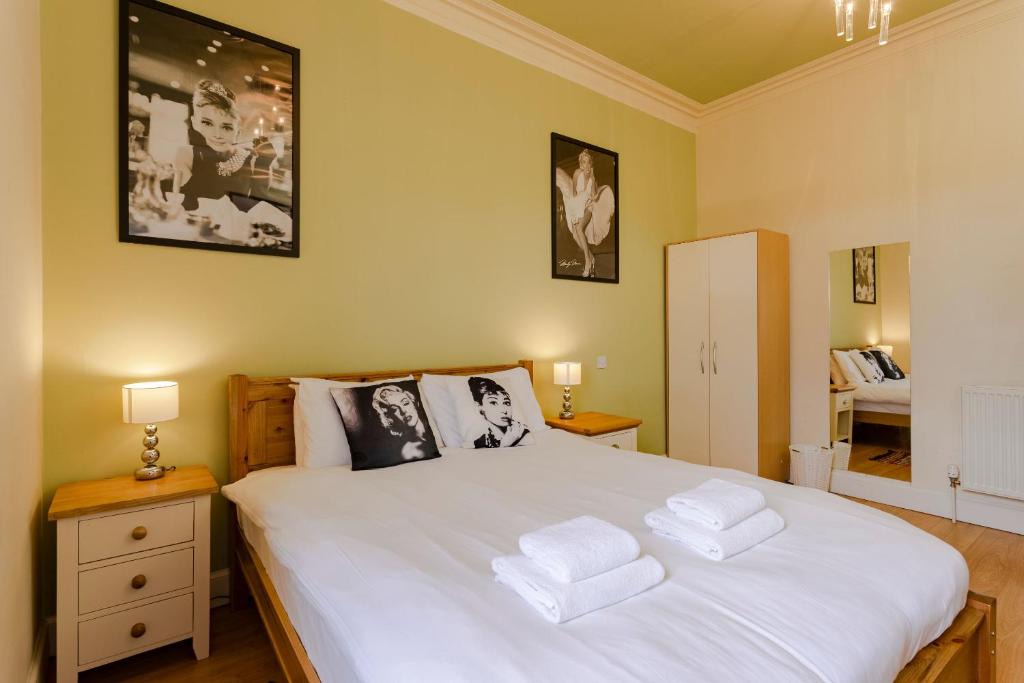 Dalry Apartment | 1 Bedroom Apartment Overlooking Park