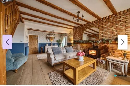 Pen-clawdd House | 1 Engine Row Beautiful 3 Bedroom Cottage