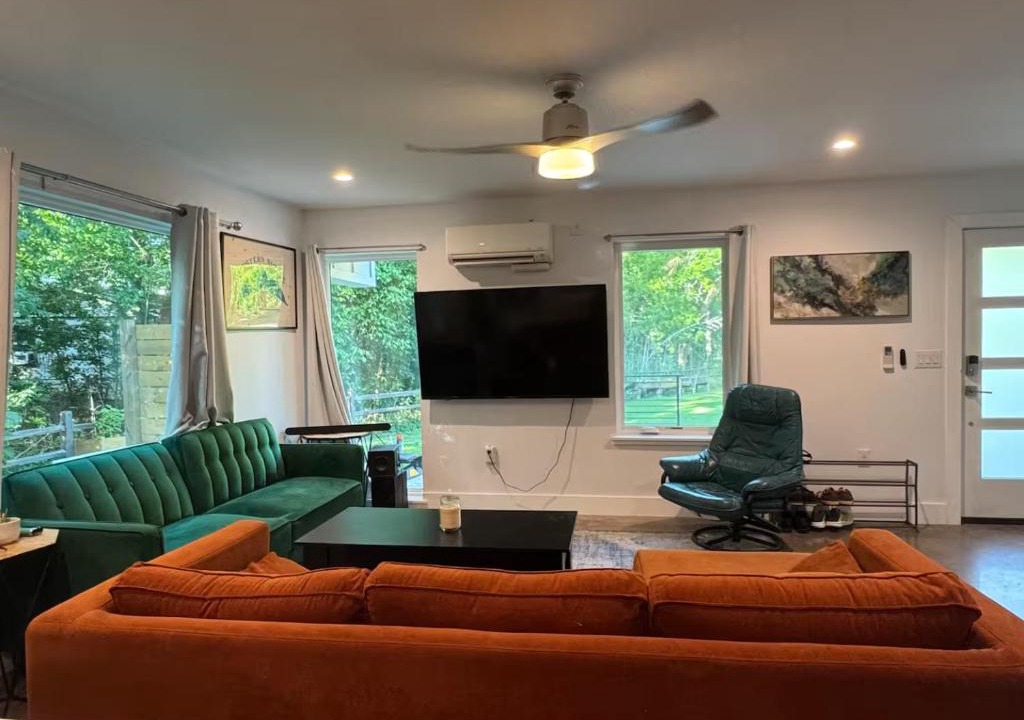 Blackshear-Prospect Hill House | 1 full bed with En-Suite bath surrounded by greenery