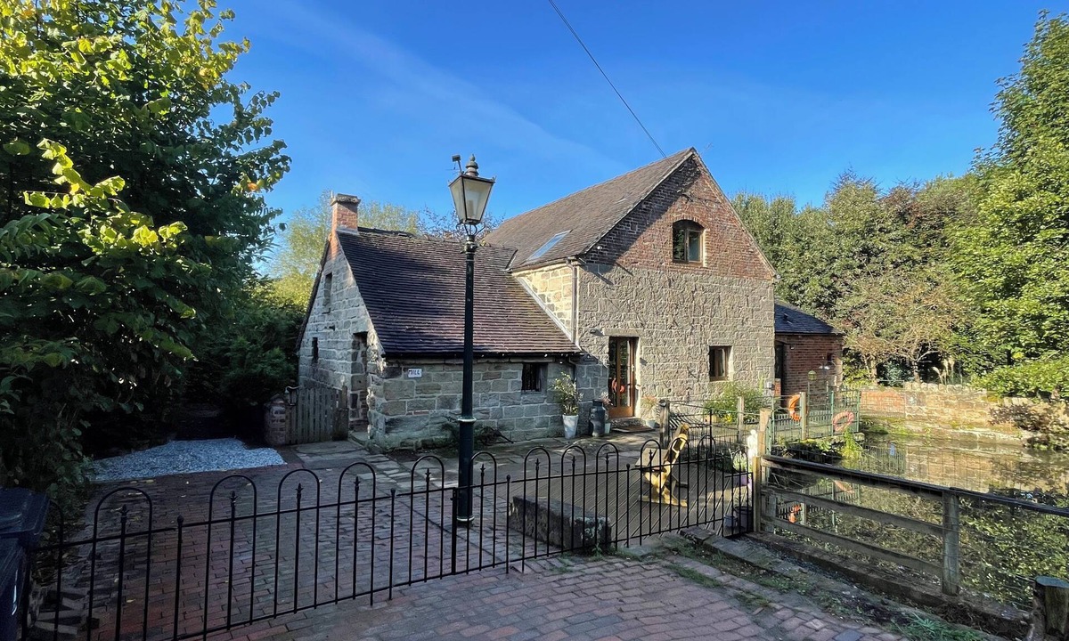 Dalbury Lees House | 16th Century Water Mill, Sleeps 20, perfect for a family or friends get together