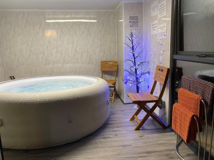 Prestatyn House | 17 Cheerful 2 bed bungalow, hot tub/gym/pool table