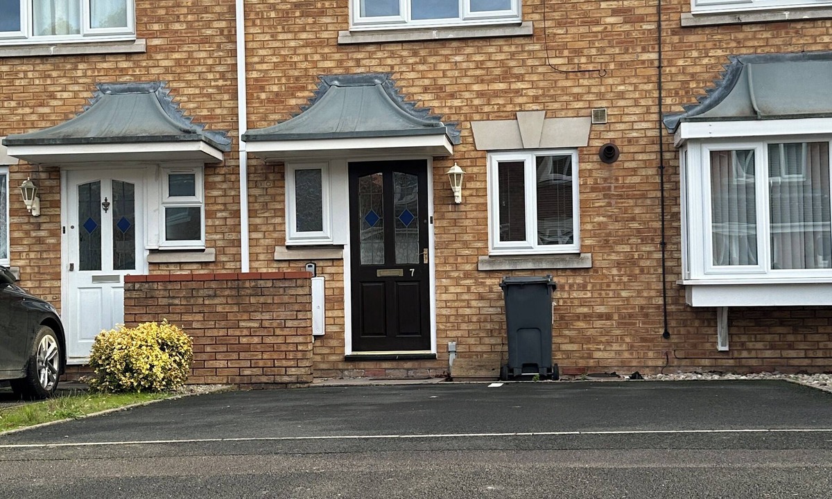 Olton House | 2-Bed Home with Parking, Near Birmingham Airport, NEC & JLR