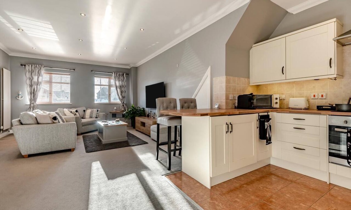 Barton-on-Sea Apartment | 2 Bed in Barton On Sea (oc-c34500)