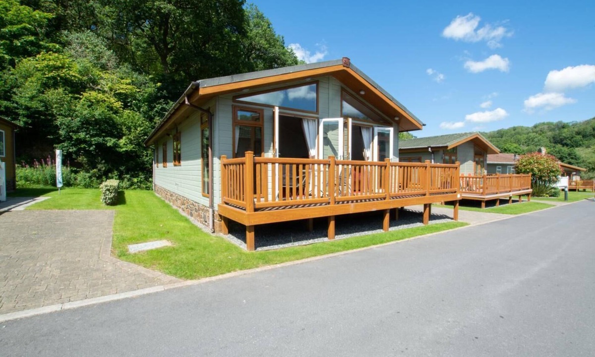 Narberth Ski Chalet | 2 Bed in Stepaside (oc-pw9184)
