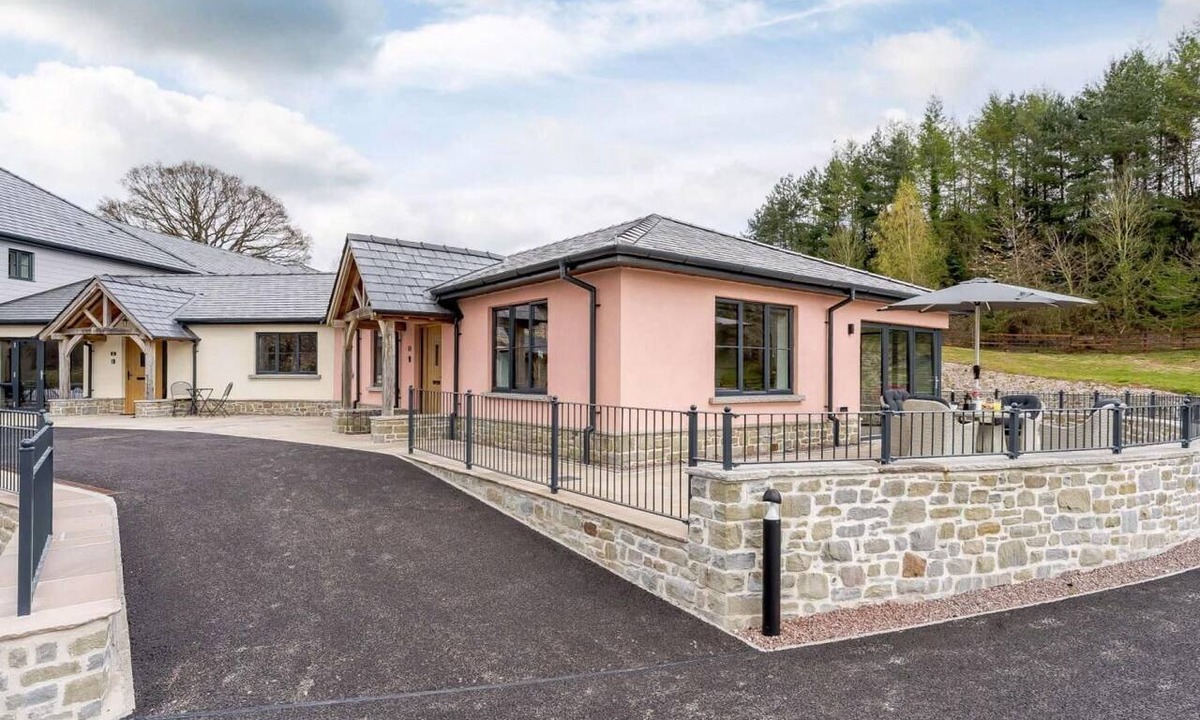 Kemeys Commander Apartment | 2 Bed in Usk- (oc-82391)