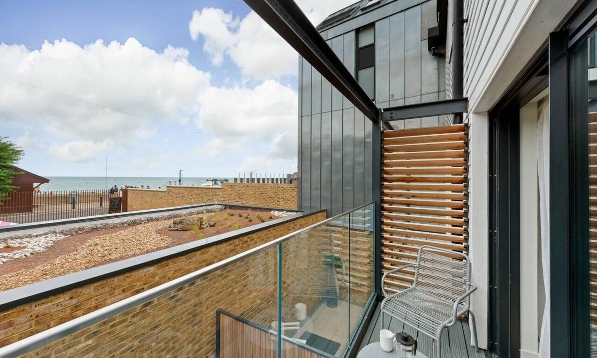Whitstable Cottage | 2 Bed in Whitstable (oc-s39502)