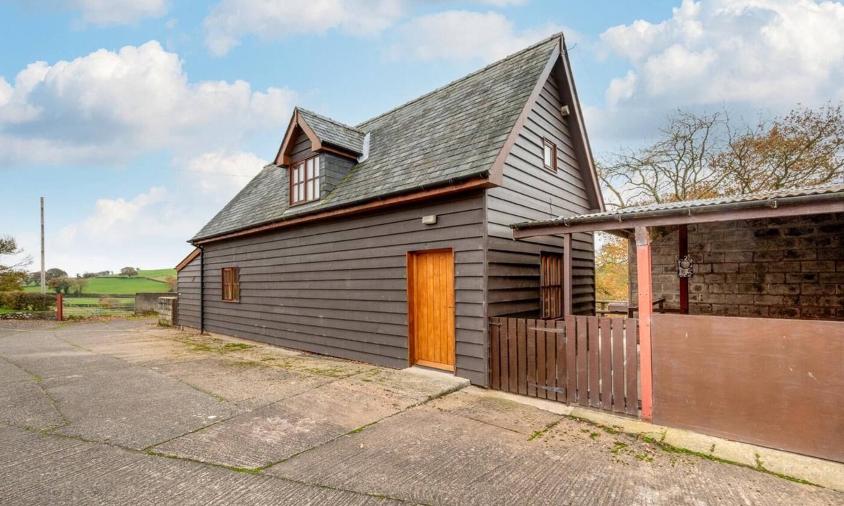 Llanfair Caereinion Cottage | 2 Bed in Y Drenewydd (oc-waa401)