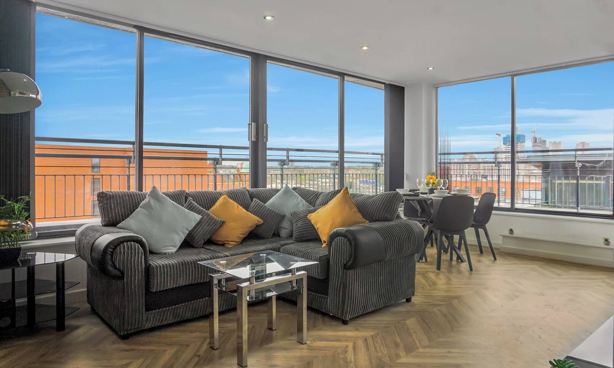 Bordesley Apartment | 2 Bed Penthouse-Sleeps 4 with Wraparound Balcony