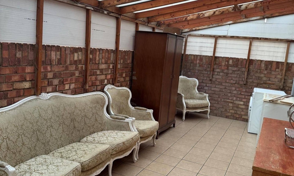London Borough of Hounslow Apartment | 2 Bed-sleeps 4-private Patio-pets-near Heathrow