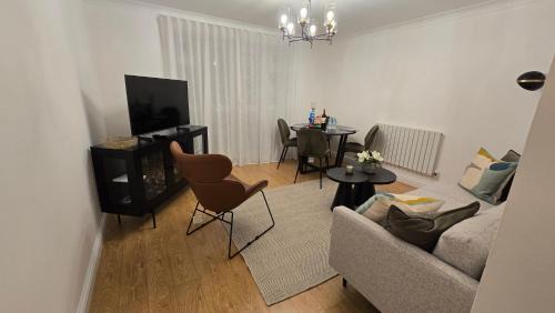 Whittington Apartment | 2 Bed Stylish Interiors 25min to Central London