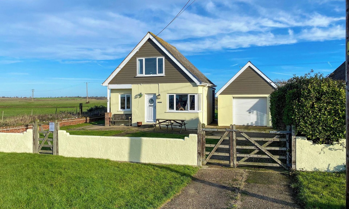 Clacton-on-Sea Cottage | 2 bedroom accommodation in St Osyth, near Clacton on Sea