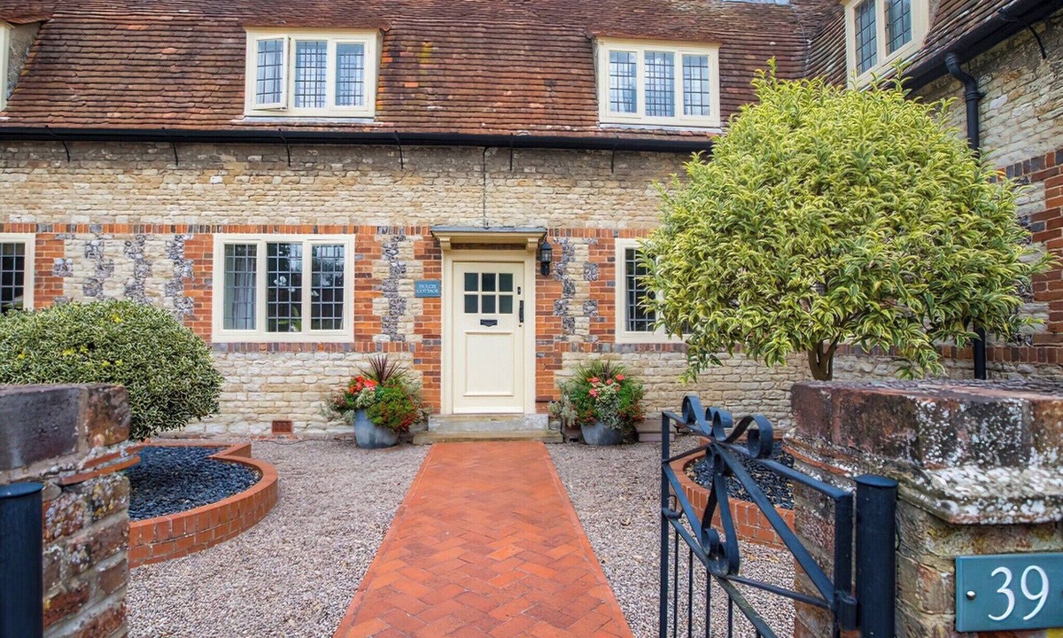 Benson Cottage | 2 bedroom accommodation in Preston Crowmarsh, near Wallingford