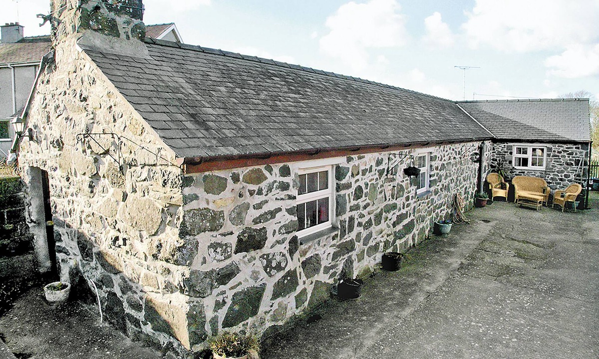 Garn Fadryn Cottage | 2 bedroom accommodation in Dinas, Lleyn Peninsula