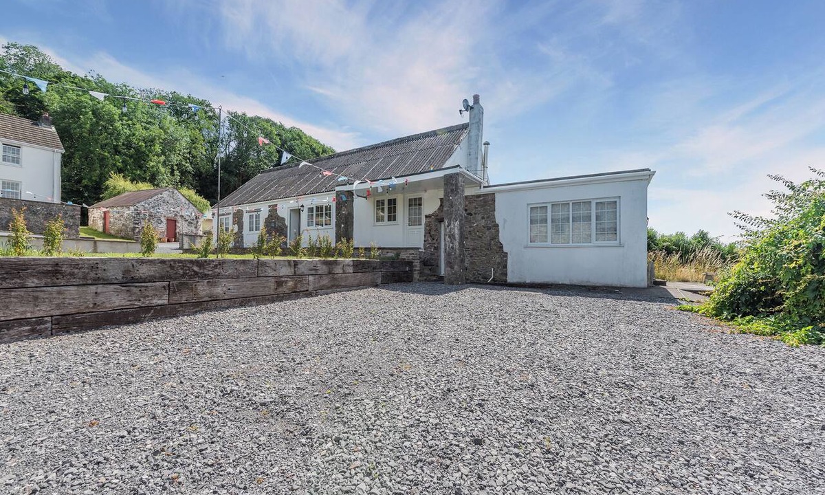 Ferryside Cottage | 2 bedroom accommodation in Ferryside, near Carmarthen