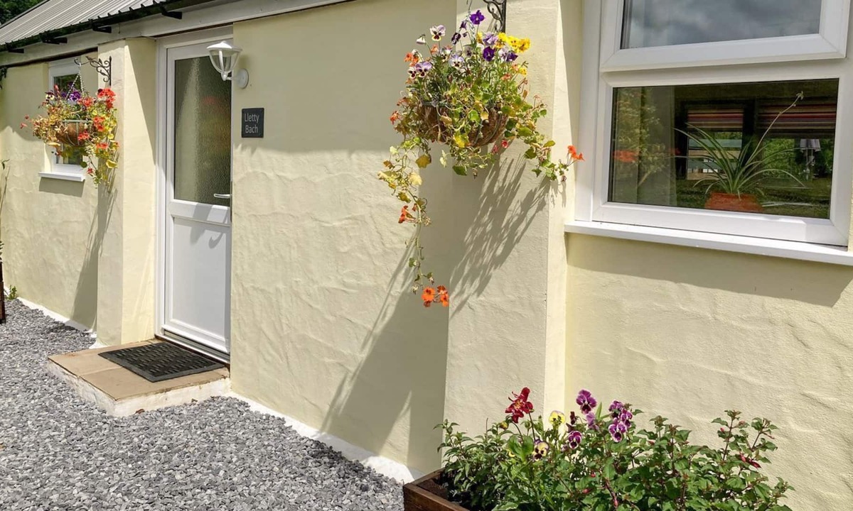 Whitland Cottage | 2 bedroom accommodation in Login, near Newcastle