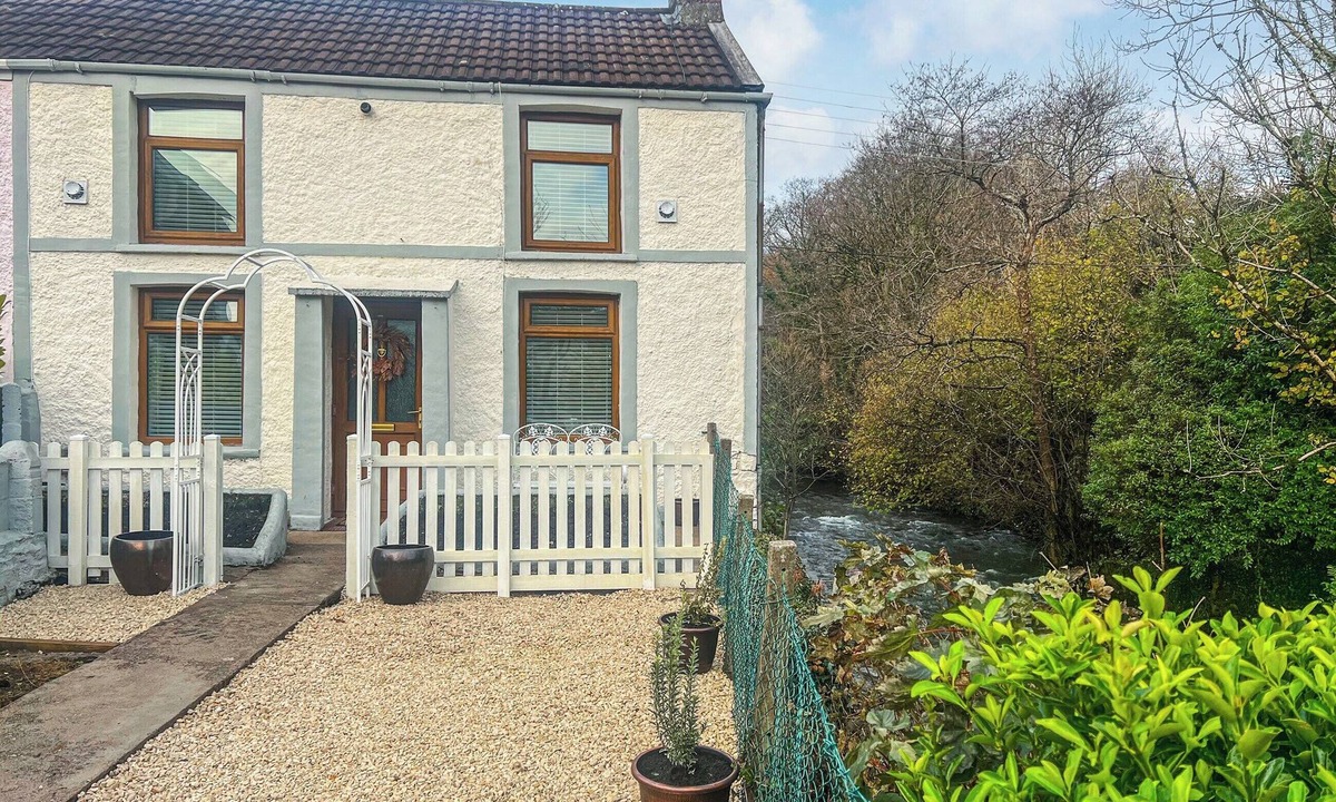 Brynmenyn Cottage | 2 bedroom accommodation in Aberkenfig, near Bridgend