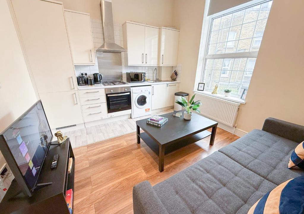 Addison Apartment | 2-Bedroom Hammersmith Flat with WiFi, washer, dryer near Shepherds Bush & Westfield London by Staylio London
