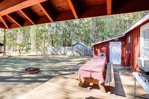 Trinity Center House | < 2 Mi to Trinity Lake: NorCal Getaway w/BBQ