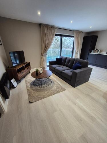 Sheldon Apartment | #23 Lux stylish 2 bed 2 bath with balcony NEC n12 - Sleeps 4 - "Perfect for contractors and Families - Free Parking"