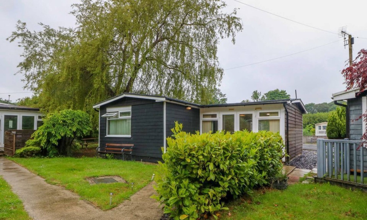 Bont Newydd Cabin | 245 Riverside Lodge, Caeathro.