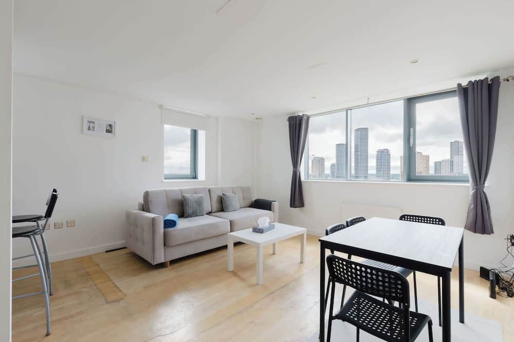 Poplar Apartment | 2BDR Flat with Skyline Views in East London