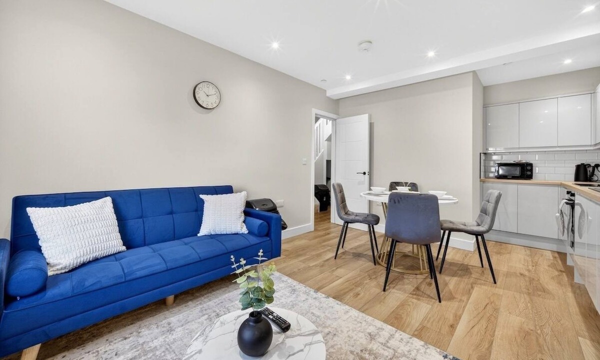Roath Apartment | 2BR - Free Parking - Work Space - Fast Wi-Fi