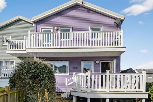 Pembroke Cabin | 3 Bed in Freshwater East oc-fb100
