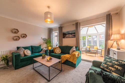 Portswood House | 3 Bed Spacious Stylish House, Southampton - Off Road Parking & Private Garden - Sleeps 7, Close to City Centre - by Blue Puffin Stays