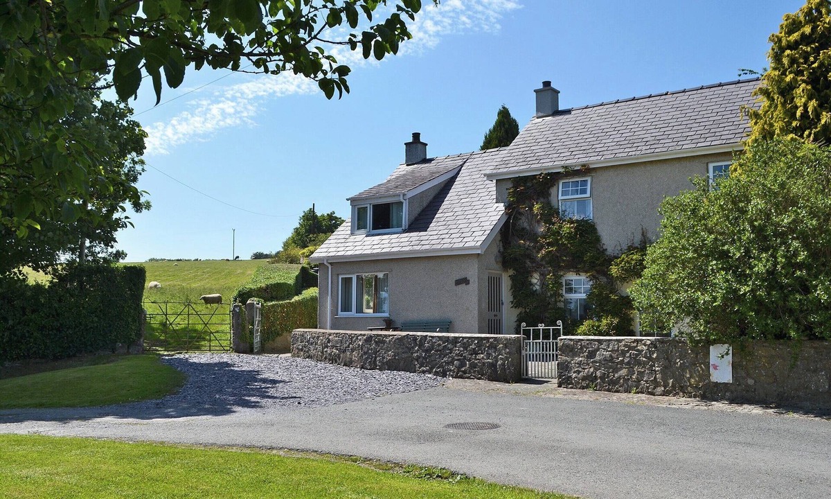 Beaumaris Cottage | 3 bedroom accommodation in Llangoed, near Beaumaris