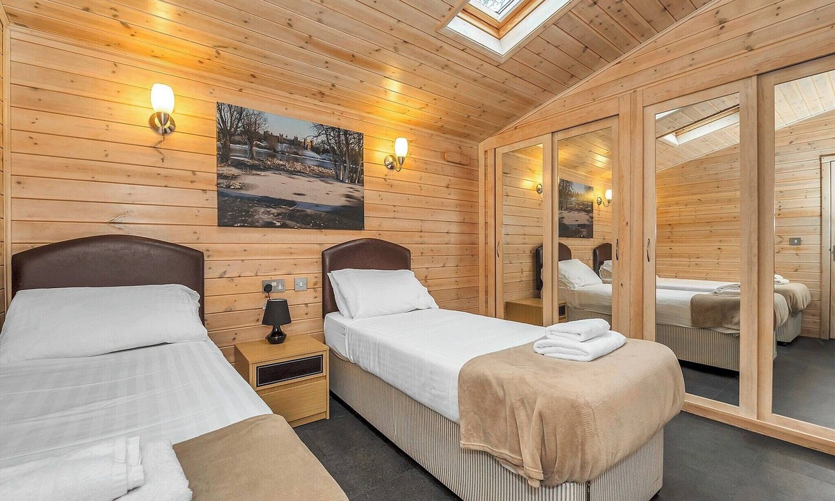 Leiston Ski Chalet | 3 bedroom accommodation in Leiston