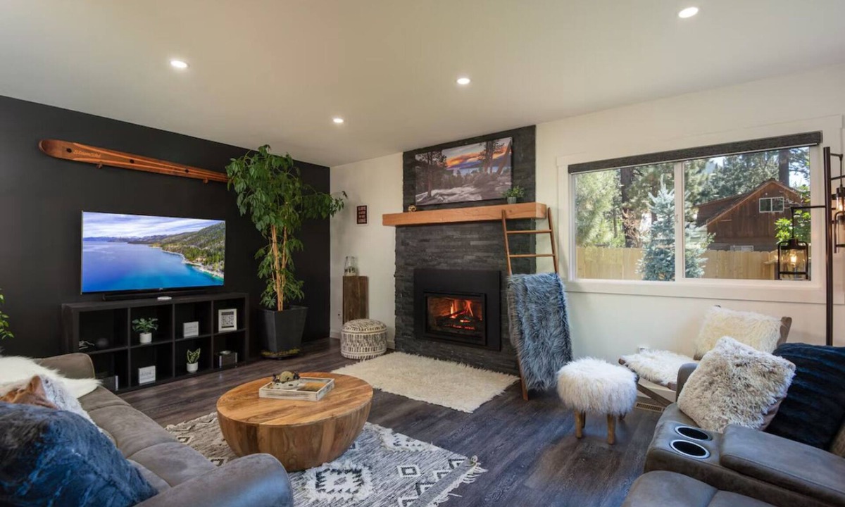 Lower Kingsbury House | 3-bedroom house in fantastic Stateline with WiFi, AC