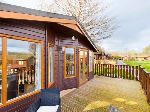 Tewitfield House | 3 Bedroom Lakeview Lodge - Ensuite & Balcony Deck