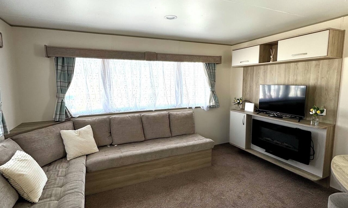 Clacton-on-Sea House | 3 Bedrooms Caravan Close to Beach