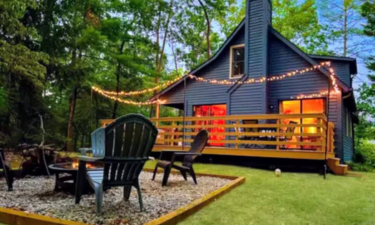 Basye Cabin | 3 minutes to Bryce Resort: Cozy cabin w/Hot Tub, dog friendly!