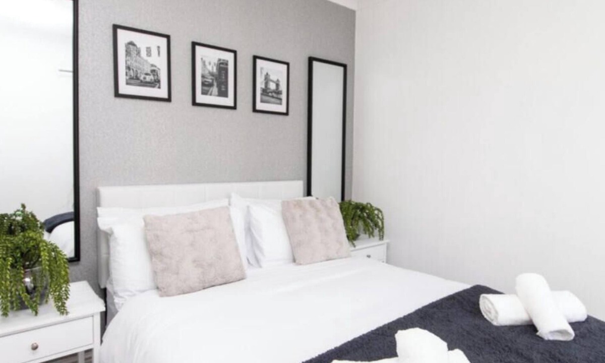 Runnymede House | 3BR Thames Retreat | Heathrow 10min | Train 5min