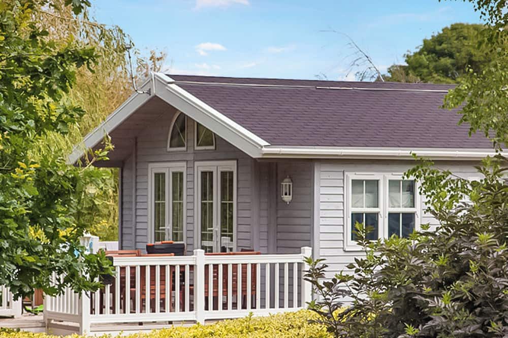 Milford on Sea Ski Chalet | 4 bedroom accommodation in Milford-on-Sea, Nr Lymington