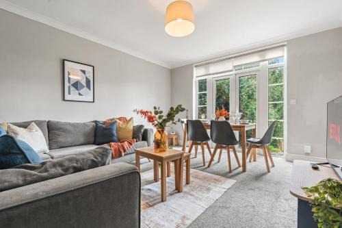 Bramcote House | 4BR Beeston Contractor Stay - Sleeps 8 with Parking