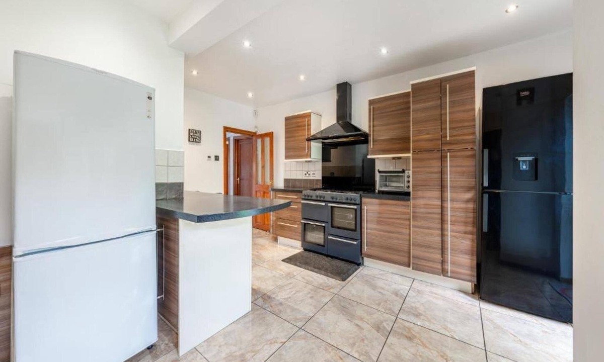 Oakleigh House | 5-bed House - Sleeps 10 - Garden - Parking
