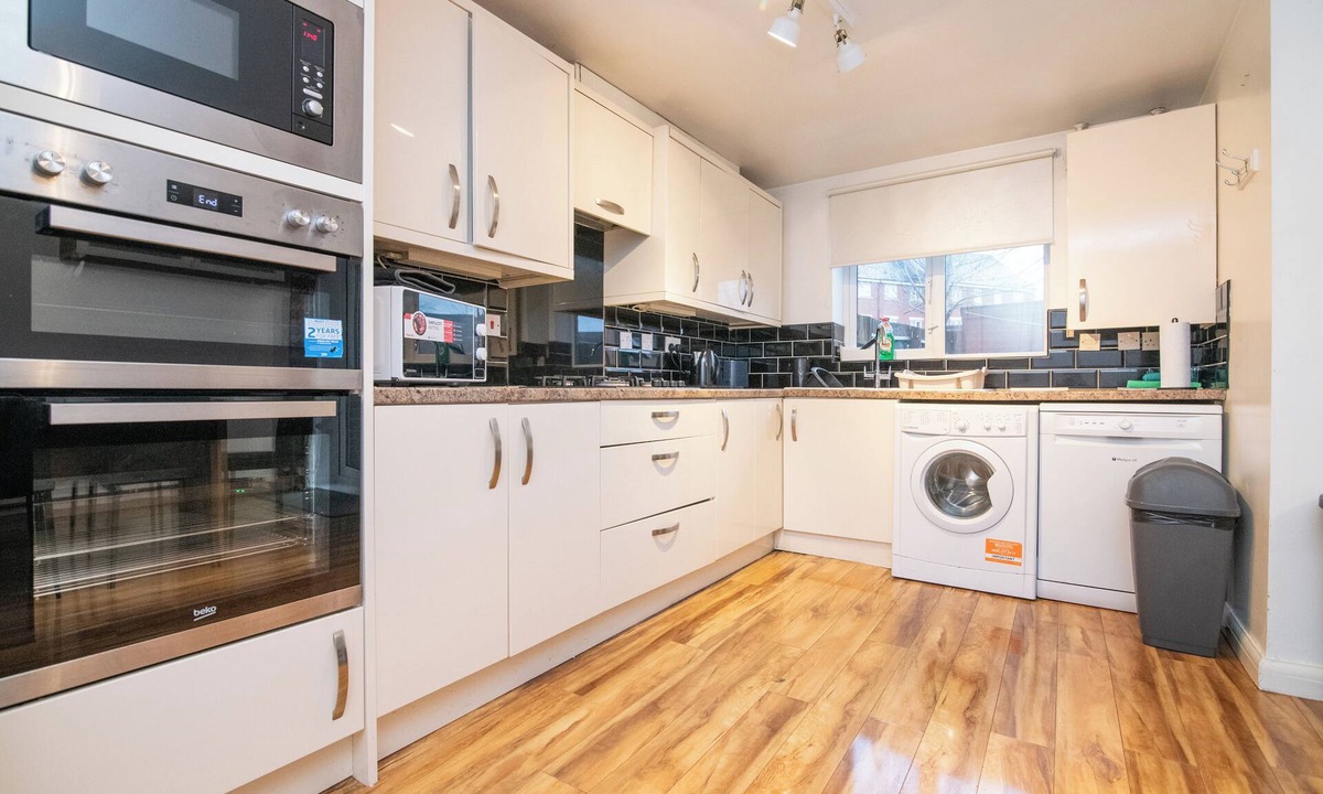 Wolverhampton House | 5 bed house with free secure parking in pleasant quiet location