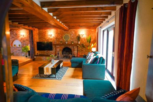 Cambridge House | 5BR Cambridge Crown Residence - Parking Included