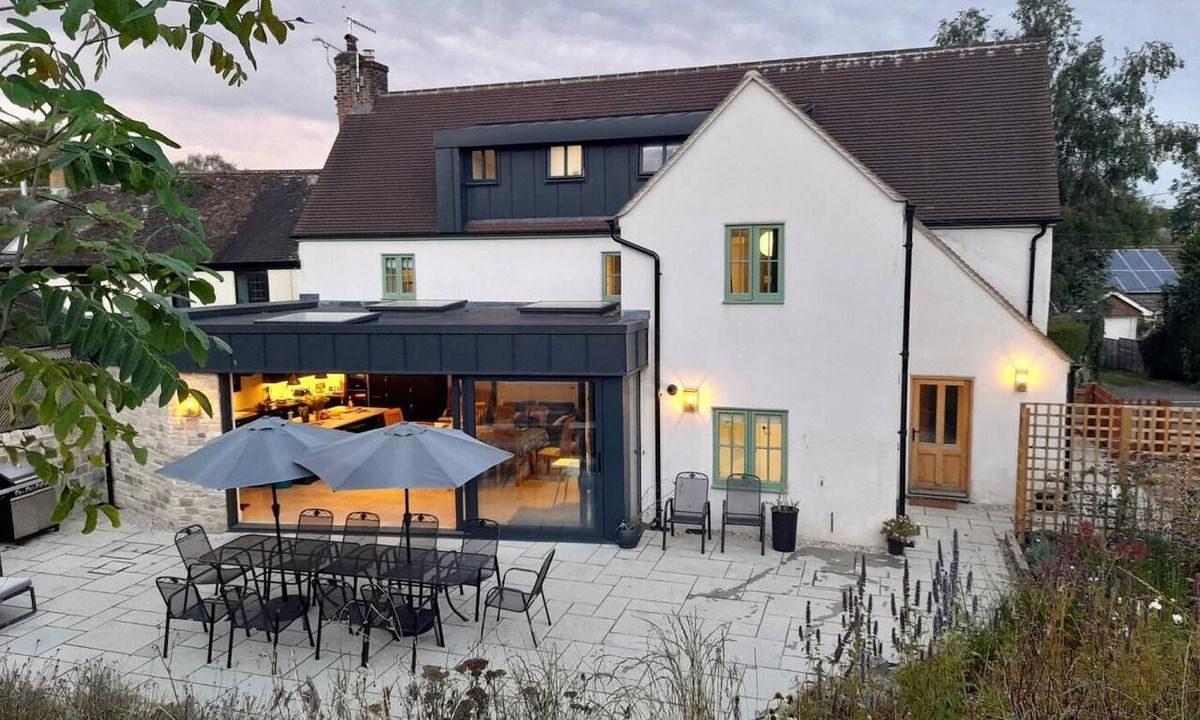Milborne Saint Andrew Cottage | 6 Bed in Blandford Forum (oc-80549)