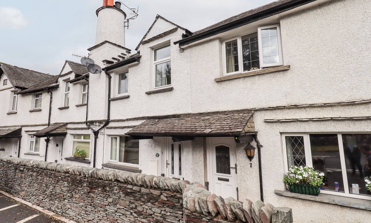 Troutbeck Bridge Cottage | 6 CALGARTH VIEW, pet friendly, with a garden in Windermere