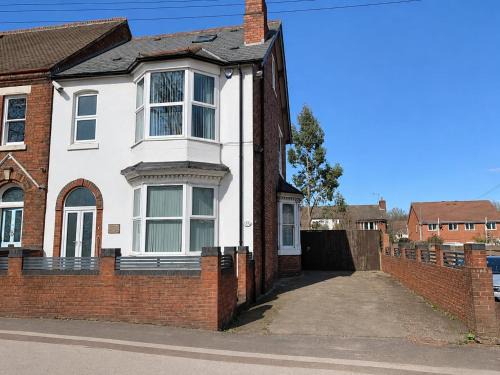 Willenhall House | 6BR Home with Parking Near Wolverhampton