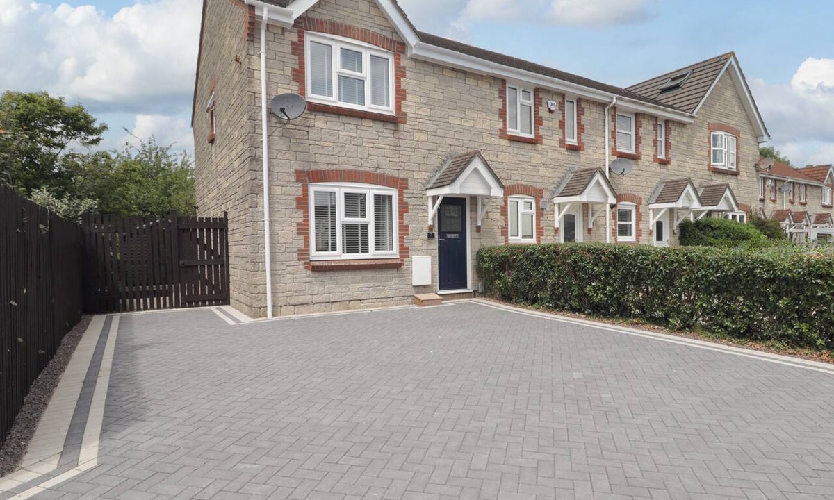 Vale of Glamorgan House | 7 CWRT Y CADNO, pet friendly, with a garden in Llantwit Major