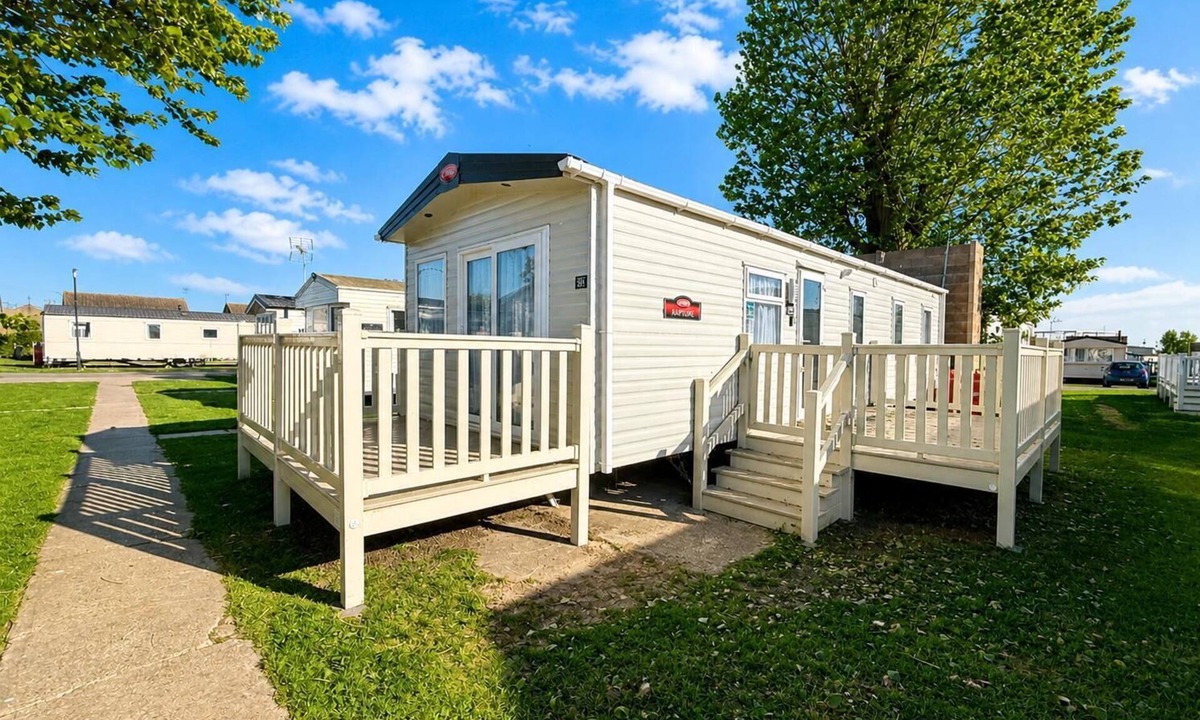 Clacton-on-Sea House | 8 berth caravan for hire near Clacton-on-Sea in Essex ref 26281E