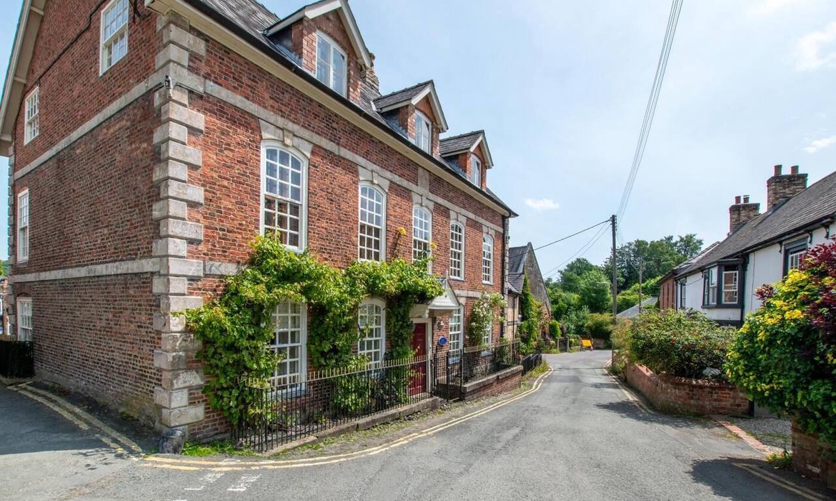 Llanfyllin Cottage | 9 Bed in Llanfyllin (oc-40870)