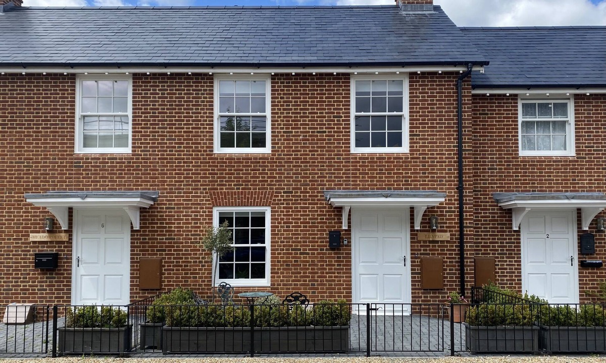 New Forest District Cottage | A stroll to Ringwood, near to New Forest & South Coast Beaches. Private Parking